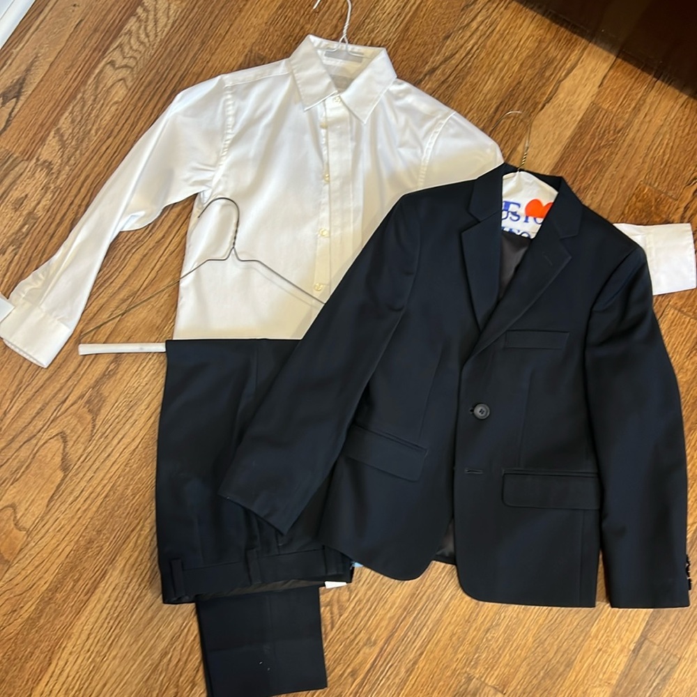 Marc New York kid suit with white shirt
Size 8R 
Navy